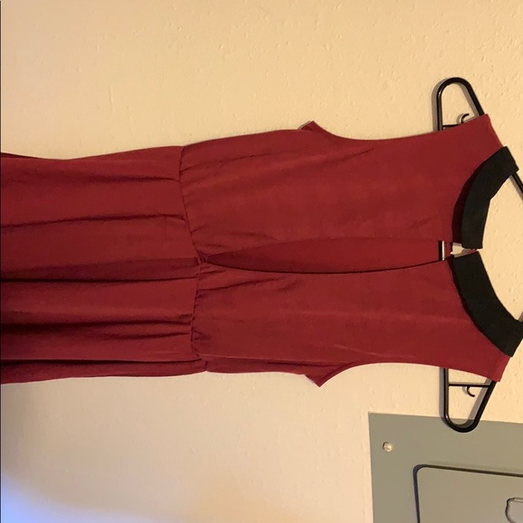 Burgundy dress with black collar - Picture 4 of 4